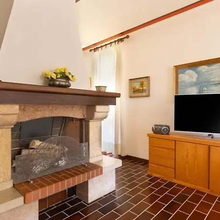 Large Lakeside Vila *