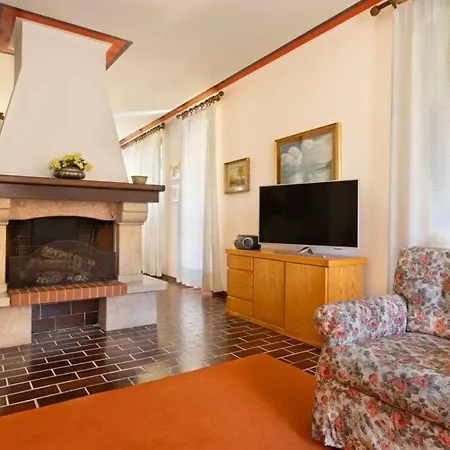 Large Lakeside Vila *