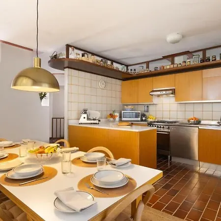Large Lakeside Vila *