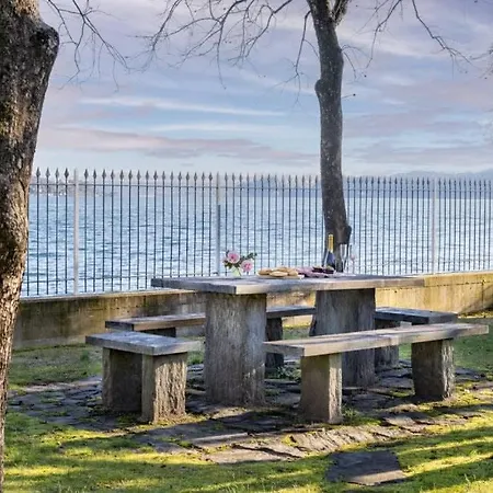 Large Lakeside Vila *