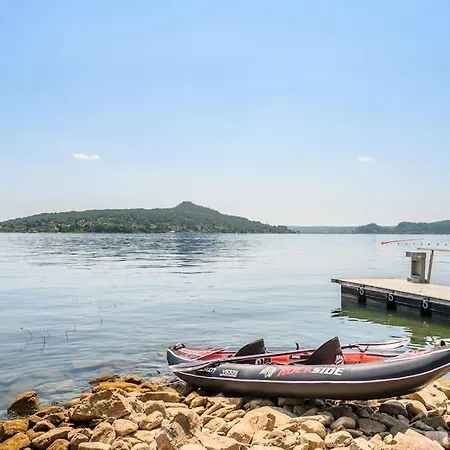 Large Lakeside Vila *