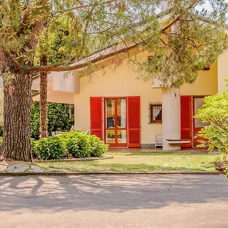 Large Lakeside Vila Lesa