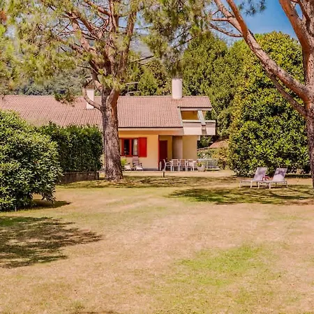 Large Lakeside Vila