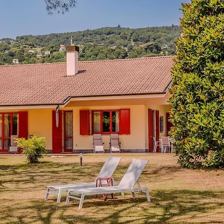 Large Lakeside Vila *