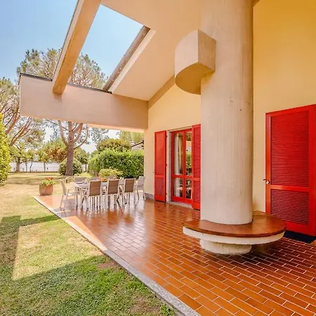 Large Lakeside Vila Lesa