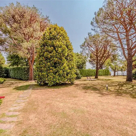 Vila Large Lakeside