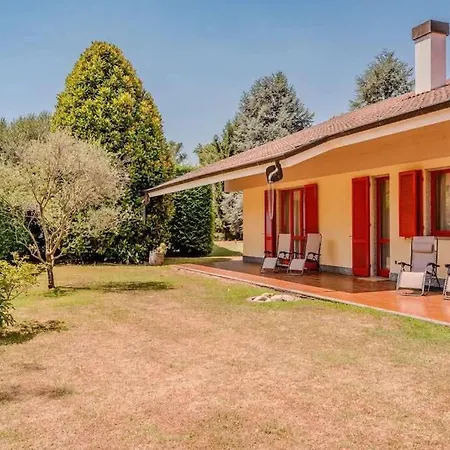 Large Lakeside Vila *