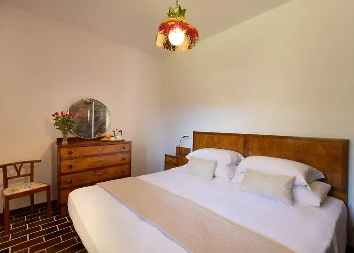 Large Lakeside * Lesa