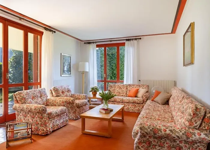 Large Lakeside * Lesa