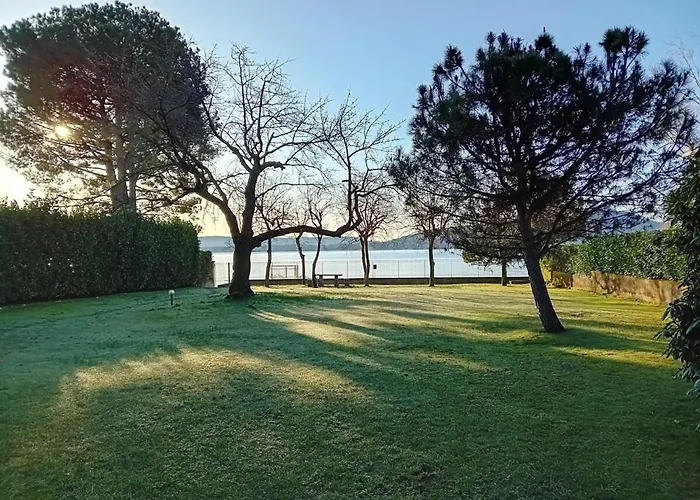 Large Lakeside 빌라 레사