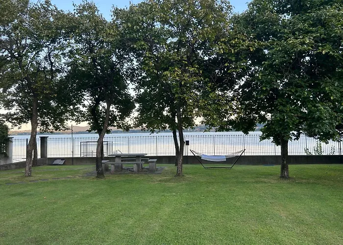 Large Lakeside 빌라